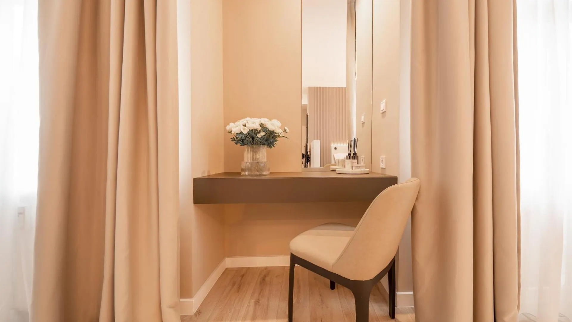 Karoly Boutique Suites, Best Location By Bqa Будапешт Отель